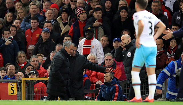 José Mourinho wordt naar de tribune begeleid in het duel met West Ham United. 
