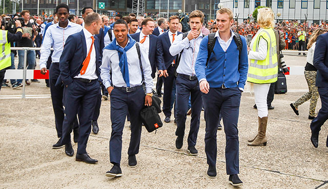 Jonathan De Guzman (links) speelde net als Jasper Cillessen (rechts) mee in de eerste wedstrijd van Oranje tijdens het afgelopen WK (5-1 winst tegen Spanje) en de laatste (0-3 zege op Brazilië).