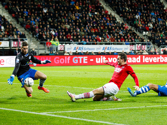Ook doelman Lars Veldwijk kon niet voorkomen dat Vincent Janssen zijn vierde van de avond maakte in Alkmaar. De AZ-spits is met 25 doelpunten de topscorer van de Eredivisie.