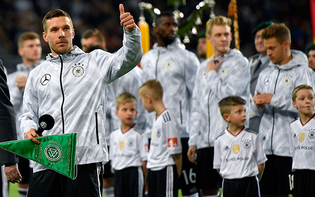 Lukas Podolski sprak voor aanvang van het duel de toeschouwers toe.