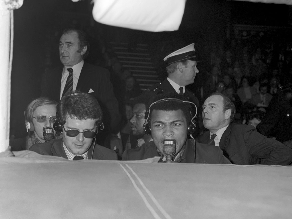 John Motson en legende Muhammad Ali becommentariëren in december 1974 een bokspartij in de Royal Albert Hall in Londen.