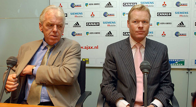 Leo Beenhakker en Ronald Koeman in 2001 bij de presentatie van Koeman als trainer van Ajax.