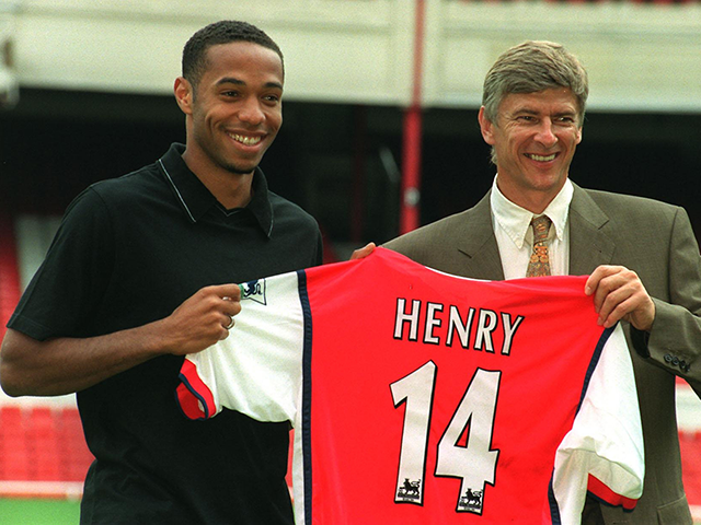 Een oude bekende biedt uitkomst: manager Arsène Wenger haalt Henry naar Arsenal. Zonder enige twijfel zijn beste periode als voetballer. Op Highbury en later in het gloednieuwe Emirates Stadium verwerft de rappe spits zelfs een heldenstatus. De Fransman wordt door de Londense fans uitgeroepen tot de beste speler aller tijden van Arsenal.