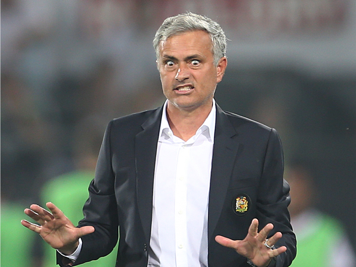 Manchester United-manager Mourinho kan het niet meer aan na de 1-0 achterstand.