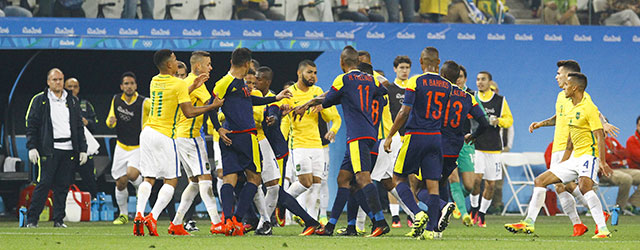 Brazilië en Neymar staan ook tijdens dit toernooi weer onder hoogspanning, bleek wel tijdens dit opstootje.