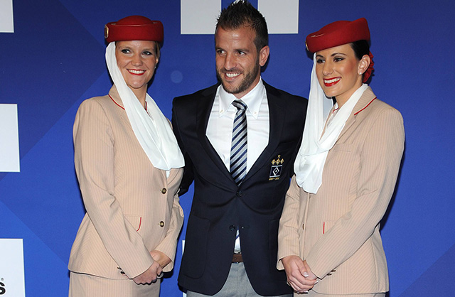 Rafael van der Vaart in gelukkiger tijden met stewardessen van sponsor luchtvaartmaatschappij Emirates.