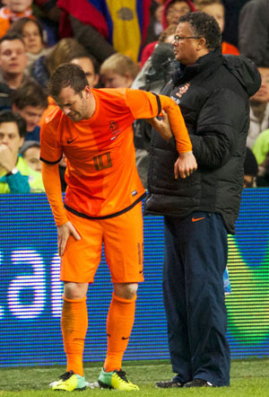 Rafael van der Vaart verlaat samen met fysiotherapeut Ricardo de Sanders het veld tijdens de oefeninterland tegen Colombia.