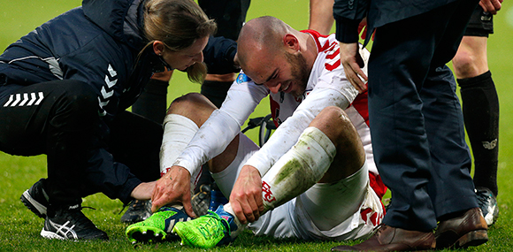 Ruud Boymans is ontroostbaar als hij op 7 december 2014 met een zware blessure van het veld moet tijdens FC Utrecht - Heracles Almelo (2-4).