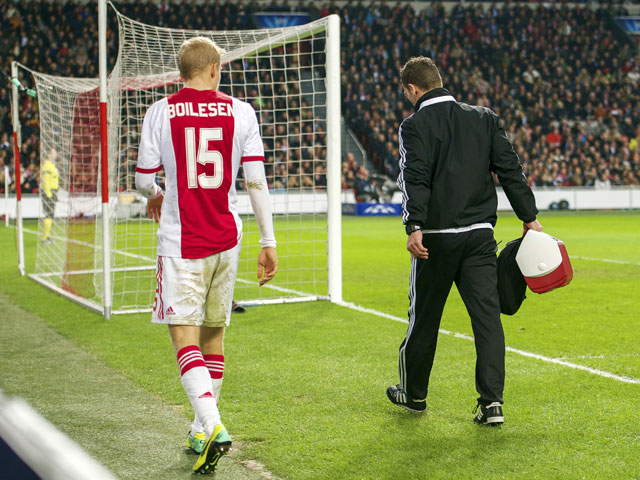 Na ruim een half uur moet linksback Nicolai Boilesen geblesseerd van het veld. Een bittere pil voor Frank de Boer. Behalve het feit dat de jonge Deen een prima wedstrijd speelde, moet De Boer ook zijn middenveld aanpassen. Christian Poulsen vervangt zijn landgenoot, waardoor Blind naar de linksback-positie verkast. 