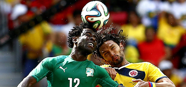 Wilfried Bony namens Ivoorkust in duel met Abel Aguilar van Colombia.