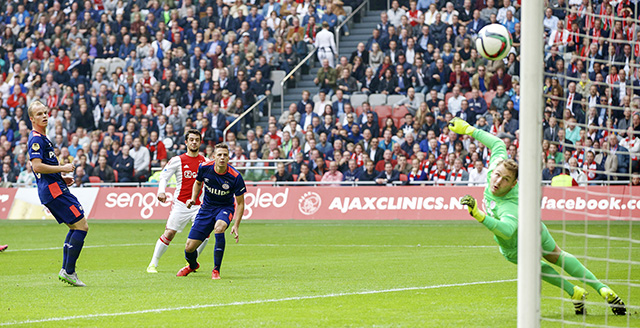 Het eerste doelpunt van Amin Younes voor Ajax in de maak. In aanloop naar deze treffer mochten de Amsterdammers bovendien van geluk spreken dat scheidsrechter Bas Nijhuis niet floot voor een overtreding van Joël Veltman.