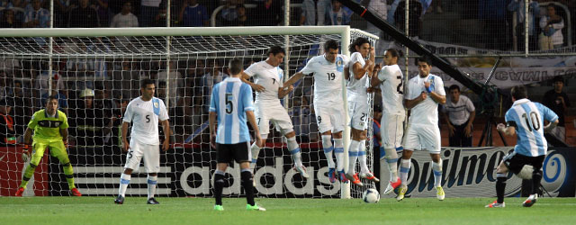 Mede dankzij twee goals van Lionel Messi was Argentinië een jaar geleden met 3-0 te sterk voor Uruguay in de WK-kwalificatiereeks van Zuid-Amerika. Dinsdagnacht kunnen de Argentijnen, zonder de geblesseerde Messi, het Nederlands elftal een goede dienst te bewijzen door ook in Montevideo van Uruguay te winnen.