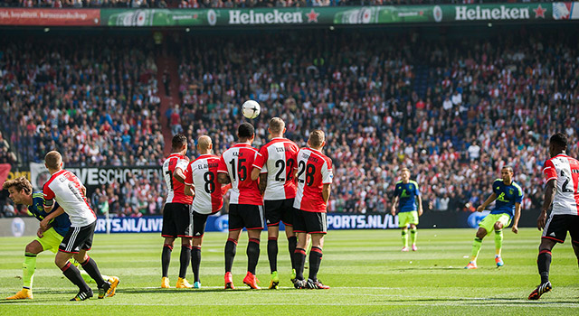 Ajax nam al gauw de leiding in De Kuip via deze vrije trap van Ricardo van Rhijn.