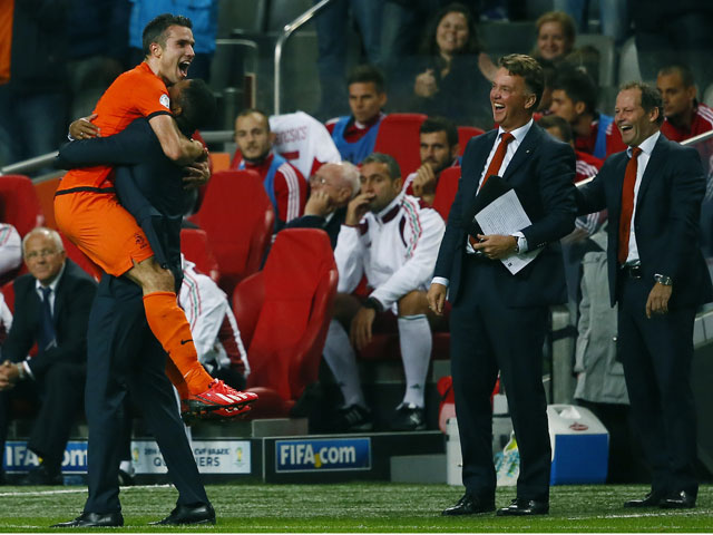 Van Persie breekt met zijn drie treffers het all-time Oranje-record van Patrick Kluivert, de huidige assistent-bondscoach. De twee vinden elkaar aan de zijlijn na de 4-0 van Nederland.
