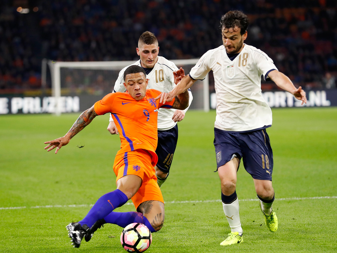 Memphis Depay liet als spits van het Nederlands elftal enkele goede dingen zien tegen Italië.