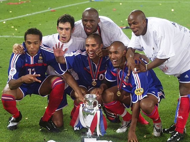 Tijdens het EK 2000 in België en Nederland pakt Thierry Henry zijn tweede grote prijs met de nationale ploeg van Frankrijk. In De Kuip wordt Italië verslagen in de finale. Henry is met drie toernooidoelpunten opnieuw van grote waarde.