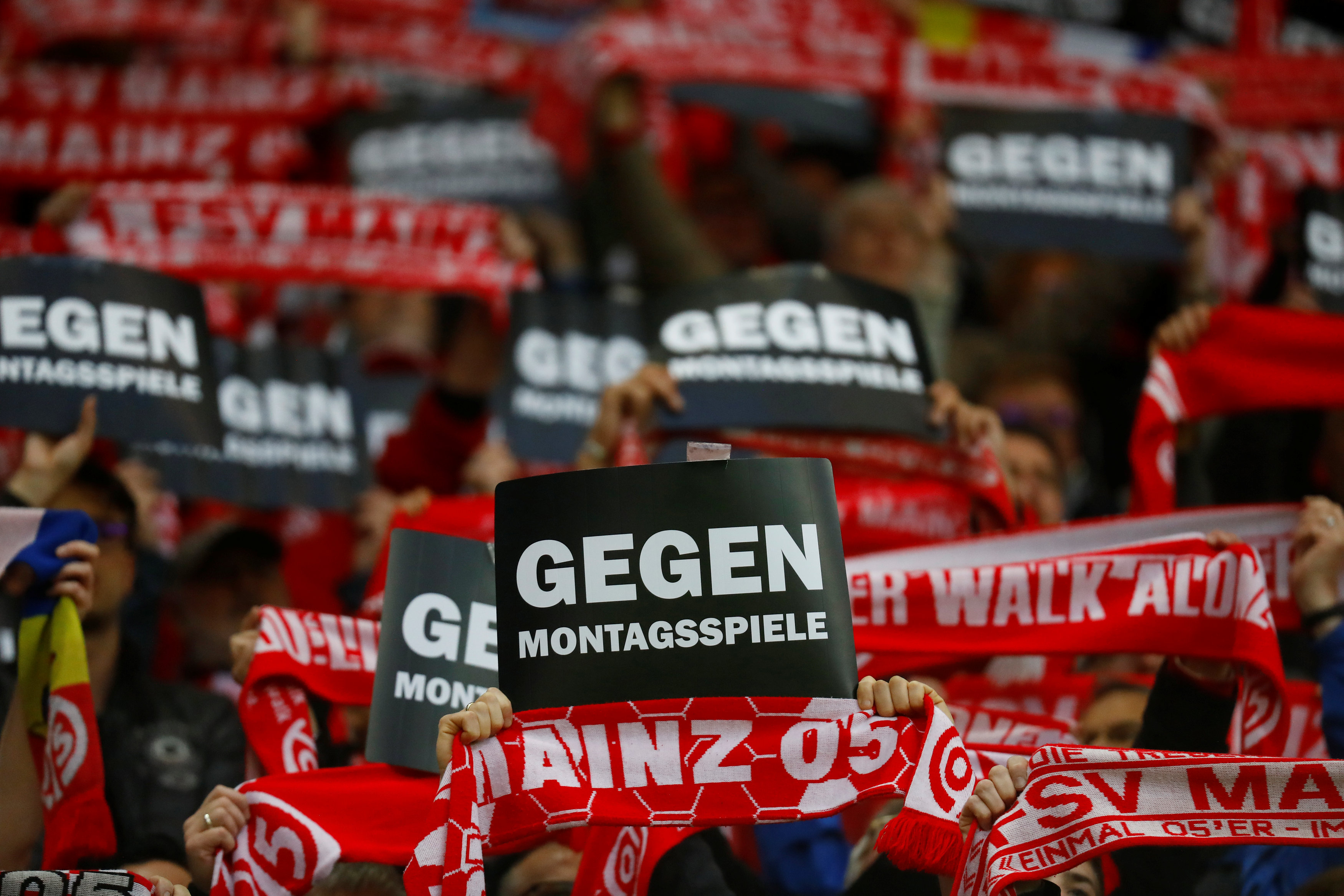Bij het duel tussen FSV Mainz 05 en SC Freiburg hielden fans in april 2018 bordjes omhoog om hun afkeer van de maandagduels duidelijk te maken.