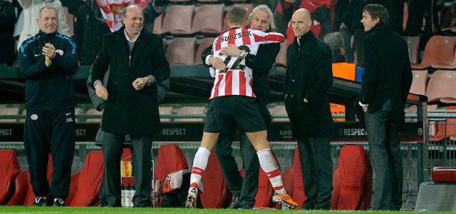 Fred Rutten overwinterde als trainer van PSV drie seizoenen op rij in de Europa League. Hier vliegt Balázs Dzsudzsák hem in de armen nadat de Hongaar gelijkt heeft gemaakt tegen Lille (3-1).