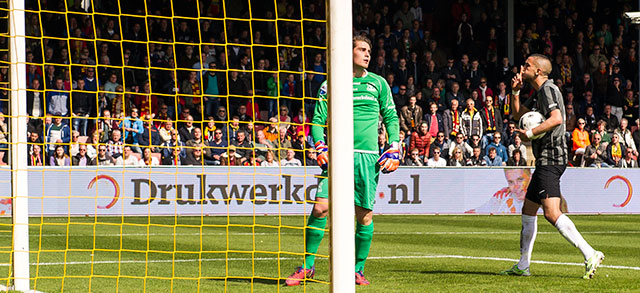 Hakim Ziyech maant de Go Ahead-fans in De Adelaarshorst provocerend tot stilte na zijn gelijkmaker uit een strafschop. 