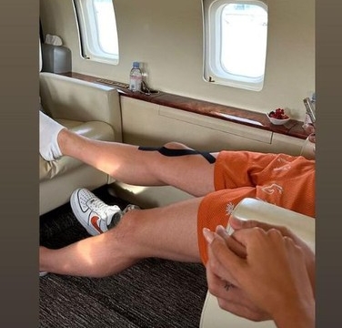 Uit een Instagram-post van zijn verloofde blijkt dat Courtois inderdaad last heeft van zijn knie, maar deze blessure zit hem volgens Belgische media al langer dwars.
