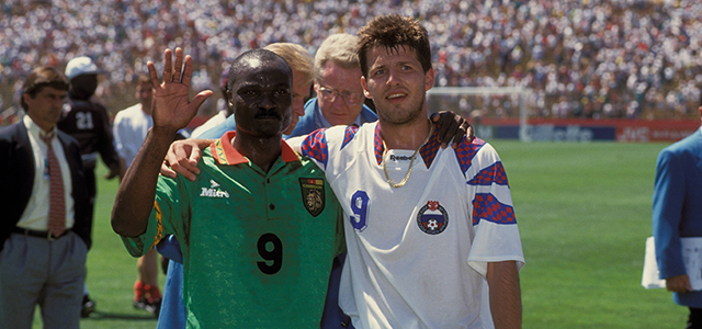 Roger Milla in 1994 met Oleg Salenko, de Russische spits die Kameroen pijn deed door vijf keer te scoren. Salenko werd dat WK gedeeld topscorer met zes goals, maar Milla kroonde zich tot oudste WK-doelpuntenmaker en Afrikaans WK-topscorer aller tijden.