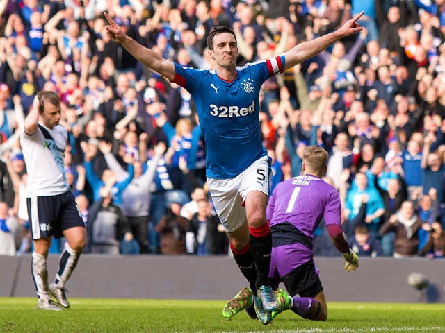 Rangers nam de Schot Lee Wallace in 2011, een jaar voor de vrije val, over van Heart of Midlothian.