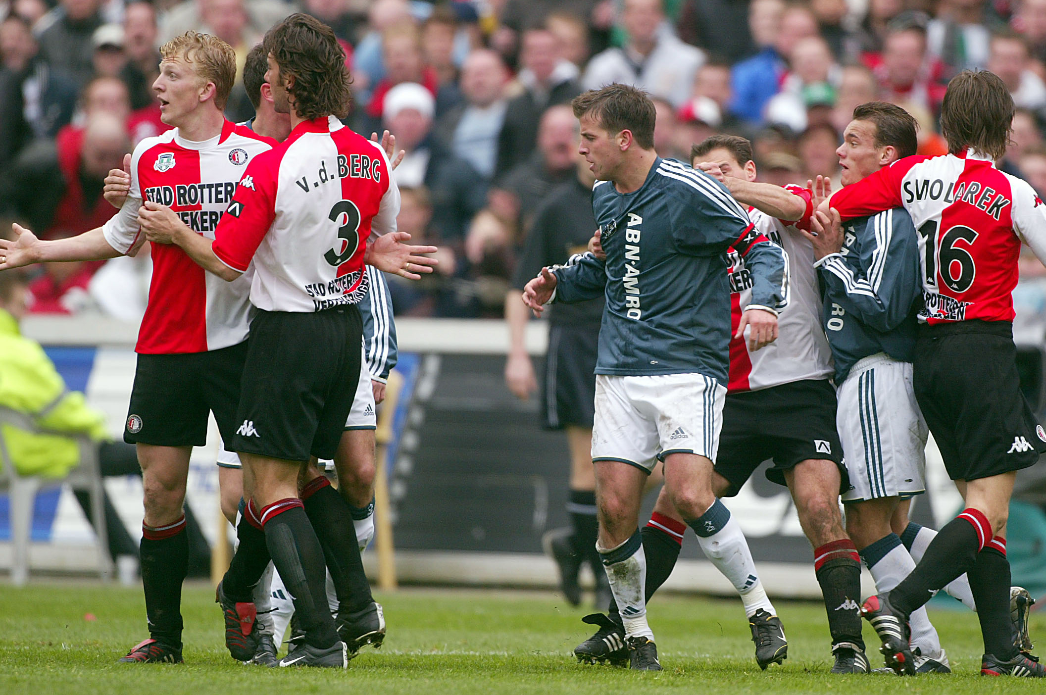 In de altijd beladen Klassieker tegen de aartsrivaal laat Kuijt zich geregeld gelden. Hier is hij in de thuiswedstrijd van het seizoen 2003/04 de aanleiding voor een opstootje met Ajacieden Wesley Sneijder en Rafael van der Vaart, die even daarvoor het slachtoffer is geworden van een tackle van de Katwijker.