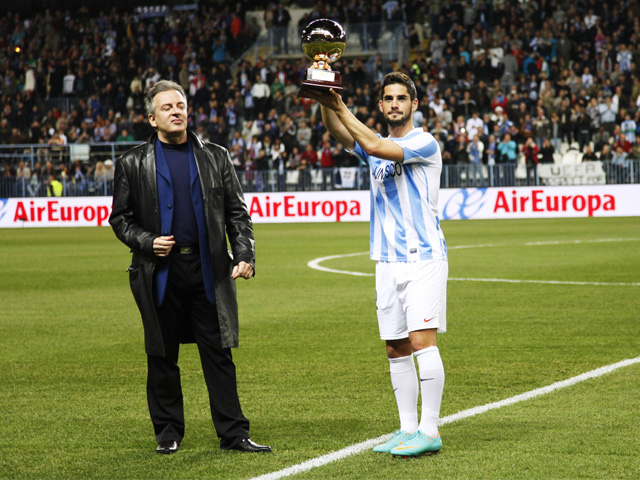 Isco toont de award voor Golden Boy. Hij werd in 2012 verkozen tot meest indrukwekkende jongeling.