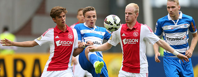 Lucas Andersen (links) kreeg op het middenveld de voorkeur boven Thulani Serero, maar maakte geen indruk in de Amsterdam Arena.