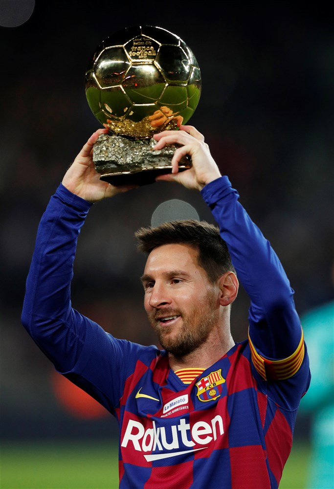 Lionel Messi toont zijn zesde Gouden Bal aan het publiek van Barcelona.