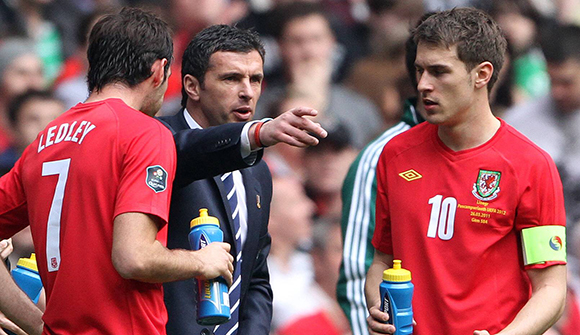 Gary Speed geeft aanwijzingen aan de huidige EK-gangers Joe Ledley (tegenwoordig met lange baard) en Aaron Ramsey (rechts).