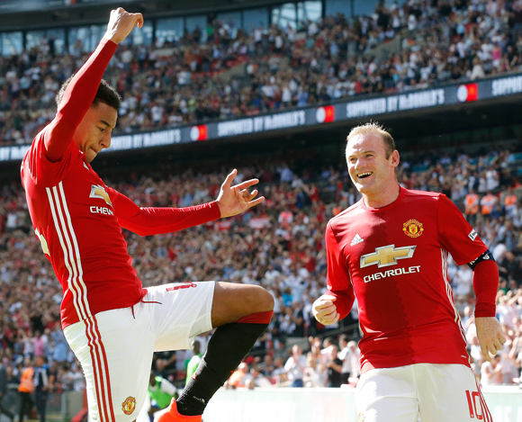 Manchester United-aanvaller Jesse Lingard viert zijn treffer tegen Leicester City met aanvoerder Wayne Rooney.