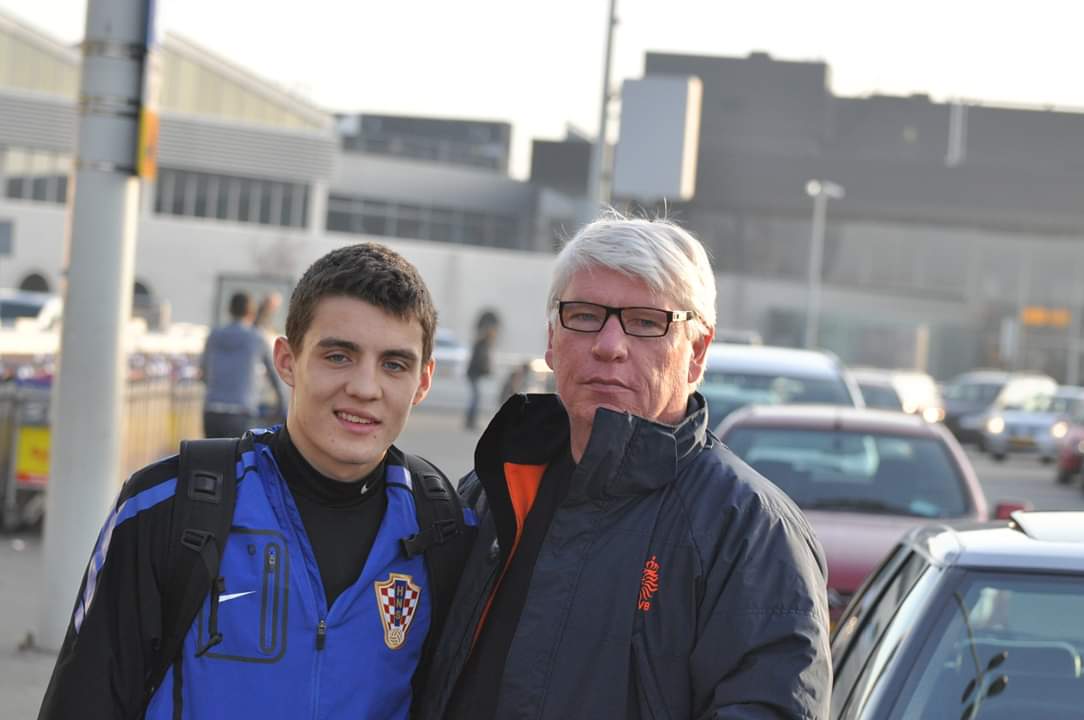 André Miltenburg op Schiphol met een zestienjarige Mateo Kovacic.