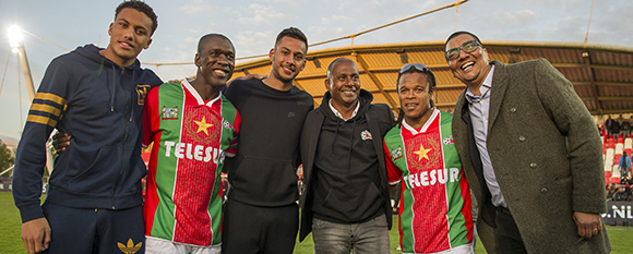 De Ajacieden Jairo Riedewald (uiterst links) en Ricardo Kishna poseren met Clarence Seedorf, Aron Winter, Edgar Davids en tv-personality Jörgen Raymann.