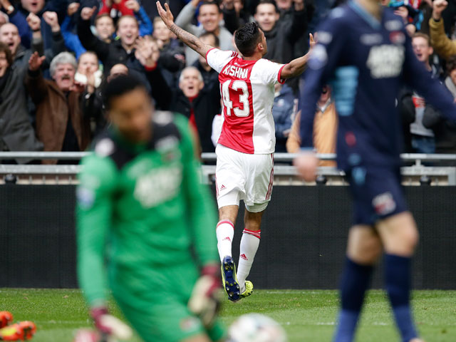 Aan ambities heeft Ricardo Kishna geen gebrek. Met zijn mooie goal tegen een armetierig AZ, dat in de Arena met 4-0 verslagen wordt, stelt de jongeling zijn kandidatuur voor een basisplek in De Kuip tegen Feyenoord zondag. Viktor Fischer is immers geblesseerd en Bojan Krkic stelt steevast teleur.