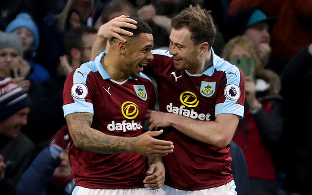 Burnleys Andre Gray (links) maakte in een tijdspanne van 22 minuten een hattrick. Romelu Lukaku (Everton) was er dit seizoen nog sneller bij. Tegen Sunderland scoorde de Belg binnen elf minuten drie keer.