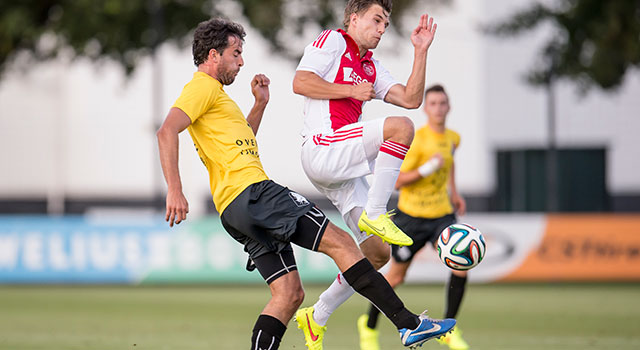 Joël Veltman strijdt tijdens Jong Ajax - Telstar om de bal met Ralf Seuntjens.