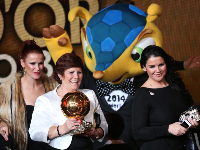 In het midden de trotse moeder van Cristiano Ronaldo, Maria, met de Gouden Bal van haar zoon. Ze wordt geflankeerd door haar dochters, Ronaldo&#039;s zussen Elma Aveiro (links) en Liliana Catia (rechts).