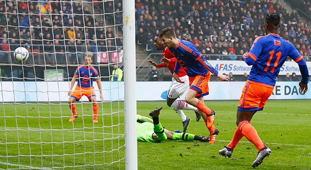 Feyenoord leek aanvankelijk nog een mooie middag tegemoet te gaan, toen Michiel Kramer scoorde dankzij Ridgeciano Haps.