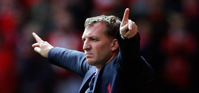 Manager Brendan Rodgers druk gebarend aan de zijlijn tijdens Liverpool - Manchester City.