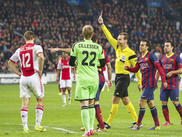 Zo sterk als Ajax uit de startblokken schoot in de eerste helft, zo mak is het net na rust. Na een zwakke pass van Ricardo van Rhijn moet Joël Veltman aan de noodrem trekken om Neymar het scoren te beletten. Resultaat van de noodgreep is een rode kaart voor Veltman, Xavi die de toegekende strafschop feilloos binnenschiet en een zenuwslopend vervolg van de tweede helft.