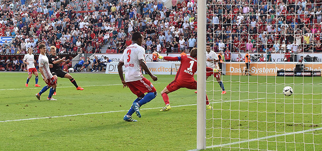 Joel Pohjanpalo completeert zijn loepzuivere hattrick tegen Hamburger SV. &#039;Het hele stadion wist dat die bal erin zou gaan&#039;, zei trainer Roger Schmidt na afloop.