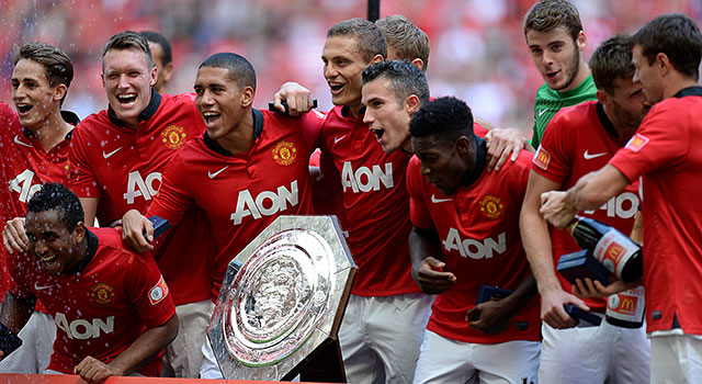 De laatste prijs die Manchester United pakte: het Community Shield in 2013. Phil Jones (staand, tweede van links) is net als zijn ploeggenoten dolblij.