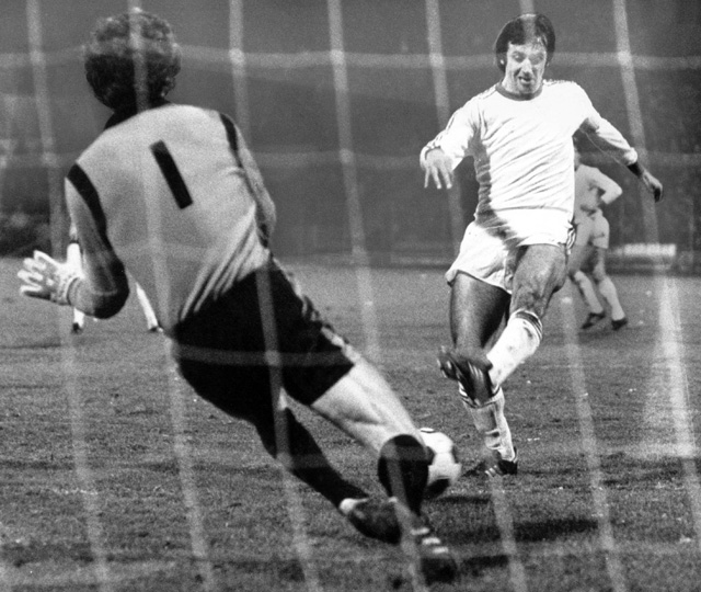 Willy van der Kuijlen scoort voor PSV in het Europa Cup-duel met Eintracht Braunschweig in 1977.