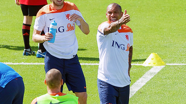 De Oranje-internationals laten zich in verbale zin evenmin onbetuigd, zoals Nigel de Jong laat zien richting Wesley Sneijder. 