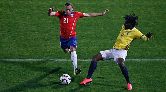 Marcelo Diaz verovert de bal in de openingswedstrijd tegen Ecuador (2-0 winst). Alleen in het duel met Mexico (een spectaculaire 3-3) oogde Chili kwetsbaar.