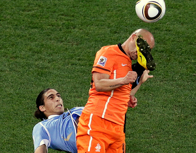 Demy de Zeeuw krijgt in de halvefinalewedstrijd tegen Uruguay (2-3) een harde schop van Martín Cáceres.