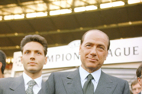 Natuurlijk ook aanwezig toen, de Milan-eigenaar Silvio Berlusconi (rechts).