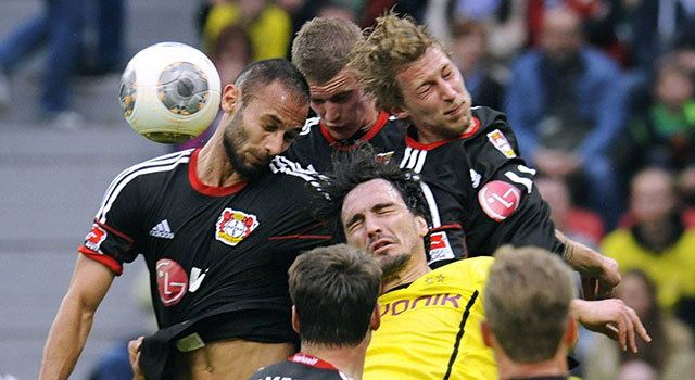 Ömer Toprak (links) is in beeld om Mats Hummels (midden) op te volgen bij Borussia Dortmund.