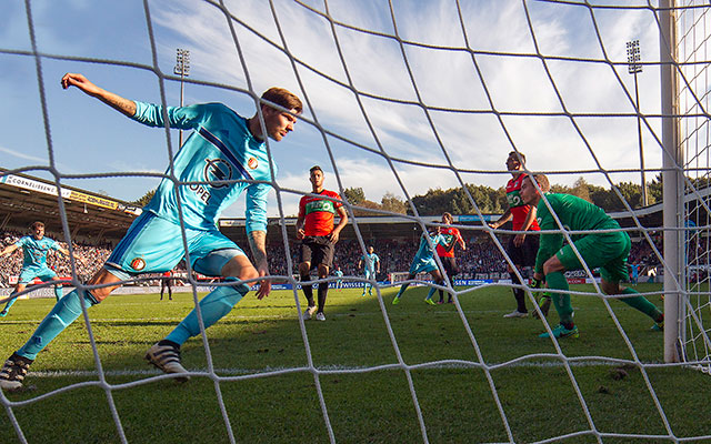 Feyenoord ontsnapte in Nijmegen aan puntenverlies tegen NEC. Michiel Kramer maakte vlak voor tijd de 1-2.